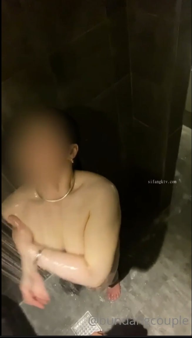 月乃露娜-ドラッグストアで働く可愛い店員が気持ち悪いオヤジ店長の絶倫セックスに完堕ちしていた。